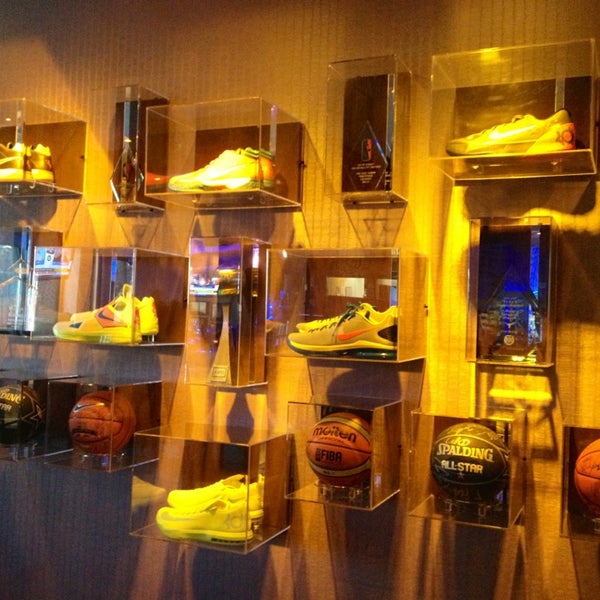 Photo taken at KD&#39;s Kevin Durant&#39;s Restaurant by Justin R. on 1/6/2014