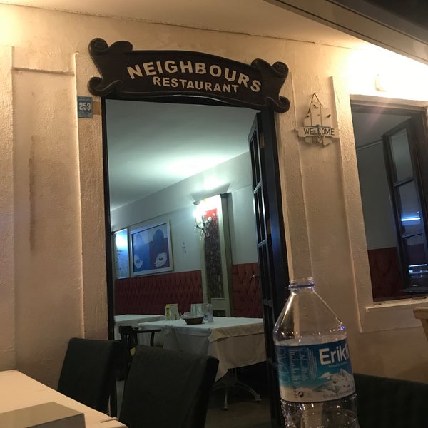 Foto tomada en Neighbours Restaurant  por Nihal E. el 8/28/2023