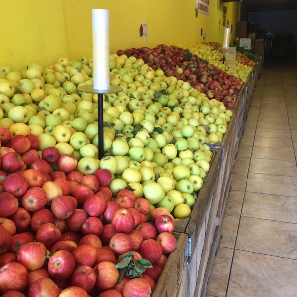 Das Foto wurde bei United Brothers Fruit Markets von Ellie B. am 9/20/2015 aufgenommen