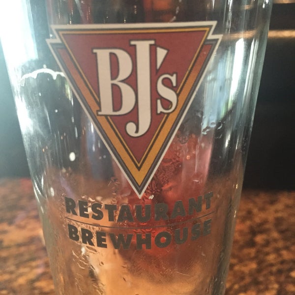 Photo taken at BJ&#39;s Restaurant &amp; Brewhouse by Gabe R. on 6/1/2015