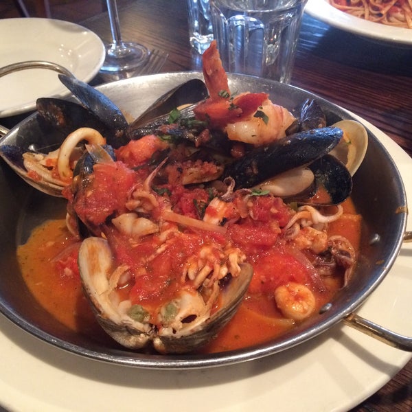 Снимок сделан в Rabia&#39;s Seafood/Oyster Bar &amp; Italian Restaurant пользователем Mina K. 4/14/2018