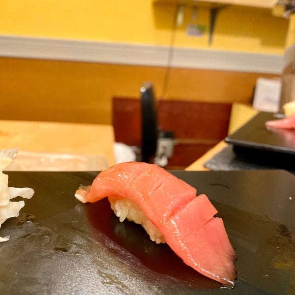 Foto scattata a Tanoshi Sushi da Suzy T. il 10/31/2019