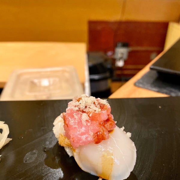 Foto scattata a Tanoshi Sushi da Suzy T. il 10/31/2019
