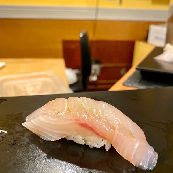 10/31/2019 tarihinde Suzy T.ziyaretçi tarafından Tanoshi Sushi'de çekilen fotoğraf