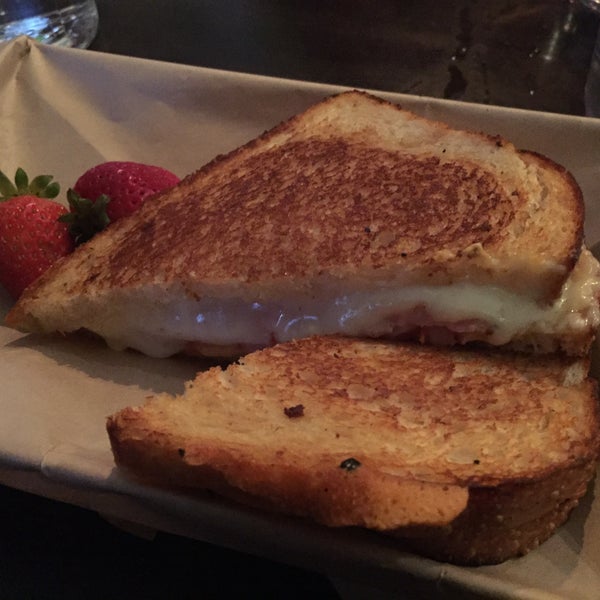 Снимок сделан в The American Grilled Cheese Kitchen пользователем Suzy T. 9/3/2015