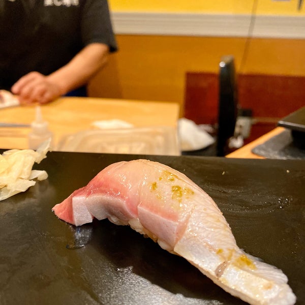 Photo prise au Tanoshi Sushi par Suzy T. le10/31/2019