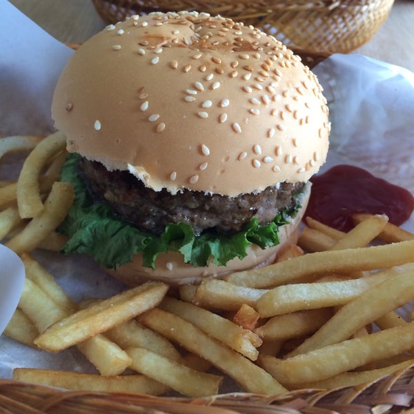 Foto diambil di Stuff Over Burger Cafe oleh Eileen Z. pada 8/6/2014