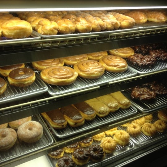 10/19/2012 tarihinde Pete S.ziyaretçi tarafından Allstar Donuts'de çekilen fotoğraf