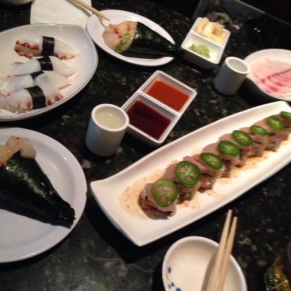 Foto tirada no(a) Nomura Sushi por Michael O. em 2/22/2014