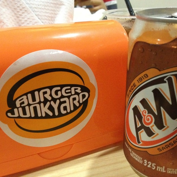 รูปภาพถ่ายที่ Burger Junkyard โดย Elvie G. เมื่อ 1/4/2013
