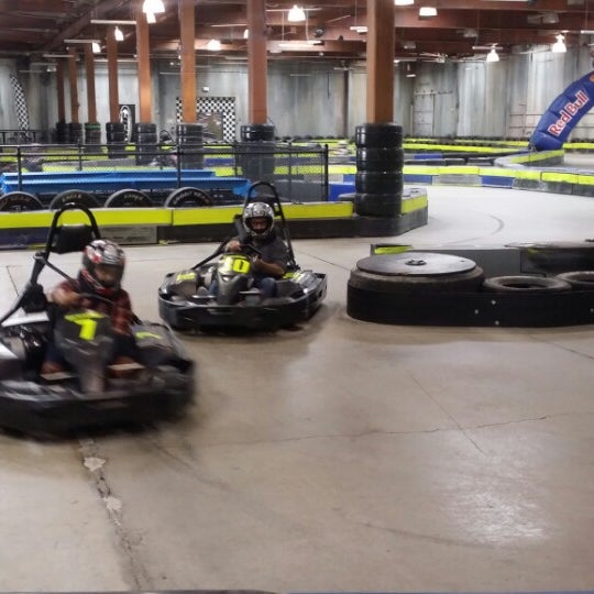 4/13/2014 tarihinde Matthew S.ziyaretçi tarafından Racer&#39;s Edge Indoor Karting'de çekilen fotoğraf
