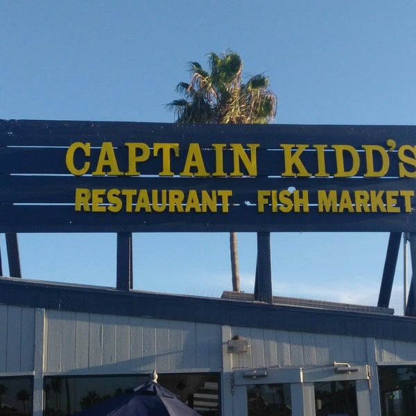 Photo prise au Captain Kidd&#39;s Fish Market &amp; Restaurant par Joe Y. le11/6/2017