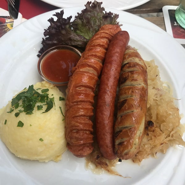 Also the special german dishes are worth a try. We tried the currywurst and the mixed plate of sausages, both were satisfying. Try the fries!