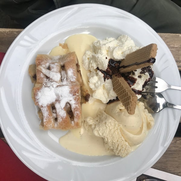 I loved the desserts so much! A special vanilla ice cream that kust melts in you mouth & melts your heart too! Try it with the apple strudel or with the hot chockolate sauce 😍😍