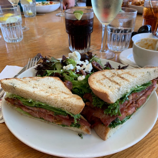 Das Foto wurde bei The Red Inn &amp; Restaurant von Cole C. am 7/15/2019 aufgenommen