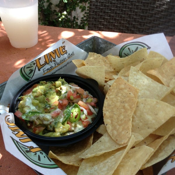 7/12/2013 tarihinde Joe n.ziyaretçi tarafından Lime Fresh Mexican Grill'de çekilen fotoğraf