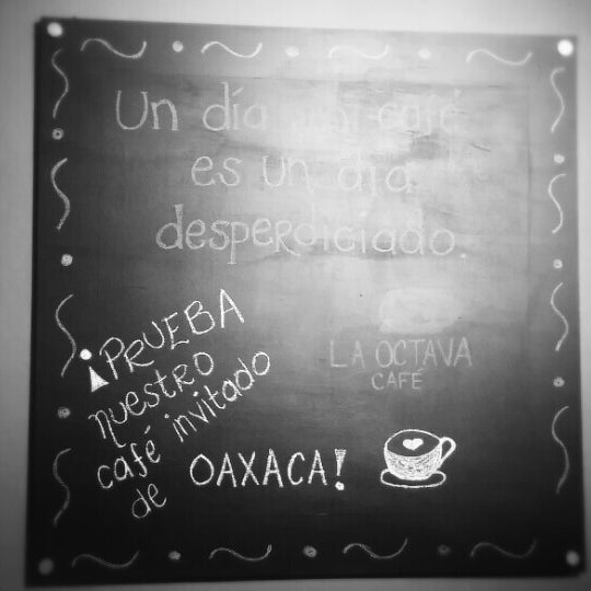 Foto tirada no(a) La Octava Cafe por Montsse T. em 10/22/2015