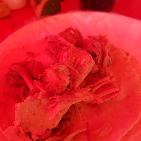 Foto diambil di Carnitas Las Duarte oleh CaEn L. pada 11/12/2017