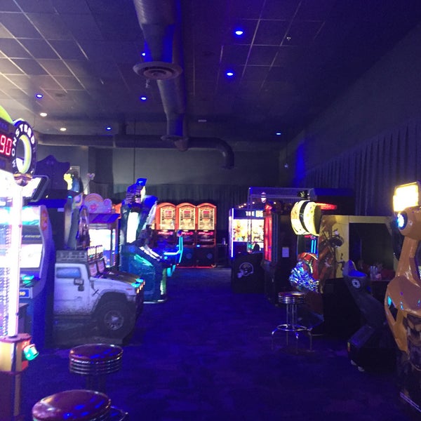 Photo taken at Dave &amp; Buster&#39;s by Julide A. G. on 8/1/2017
