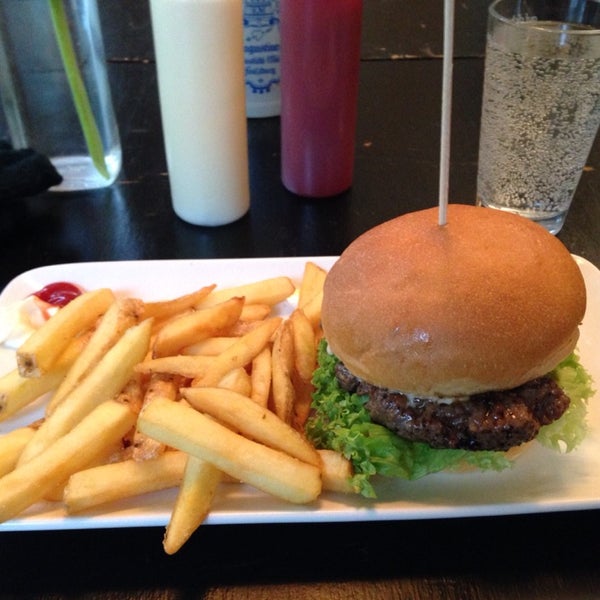 Holy Smith: burger with blue cheese cream and green apples in it - unexpectedly amazing!