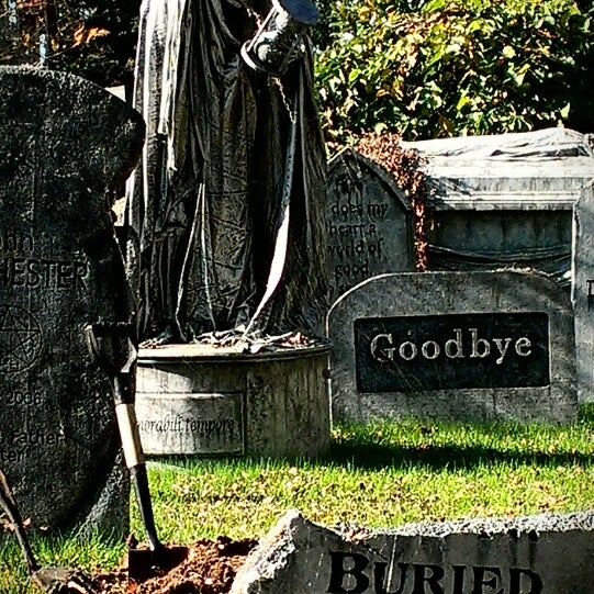 รูปภาพถ่ายที่ Davis Graveyard Halloween Display โดย Michael E. เมื่อ 10/30/2013