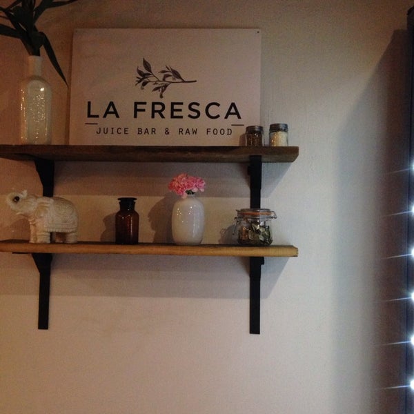 Foto diambil di La Fresca - Juice Bar &amp; Raw Food oleh Ilis V. pada 10/13/2014