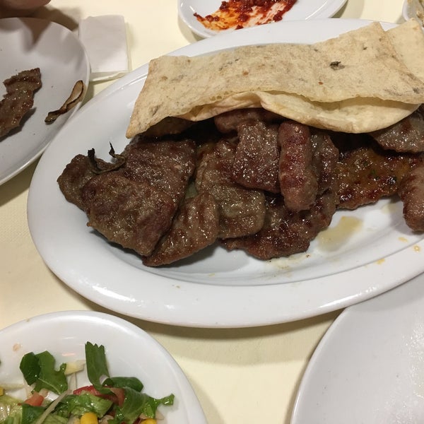 Das Foto wurde bei Dombili Köfte Yemek Kebab von Ouz d. am 12/7/2016 aufgenommen