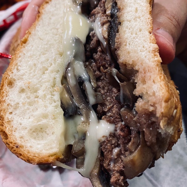 Foto scattata a Pearl&#39;s Deluxe Burgers da Fe9al il 2/26/2020