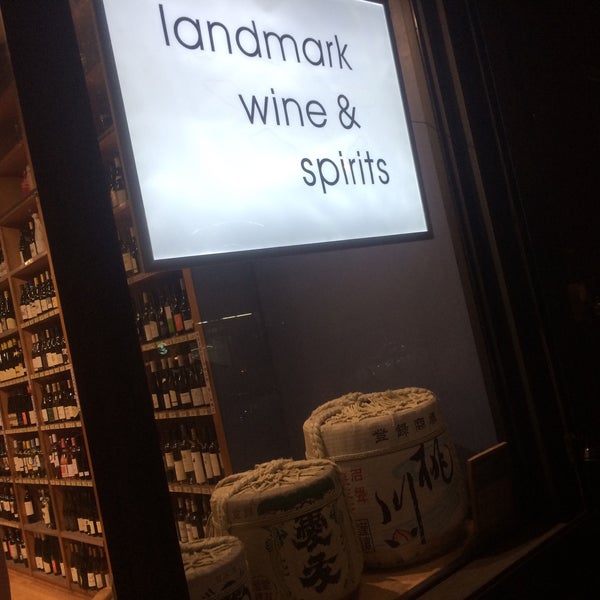 Foto tirada no(a) Landmark Wine, Spirits &amp; Sake por Yuichi T. em 11/21/2016