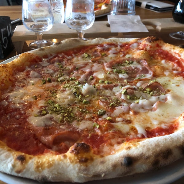 Foto scattata a Sitko Pizza &amp; Bar da Jan R. il 8/8/2019