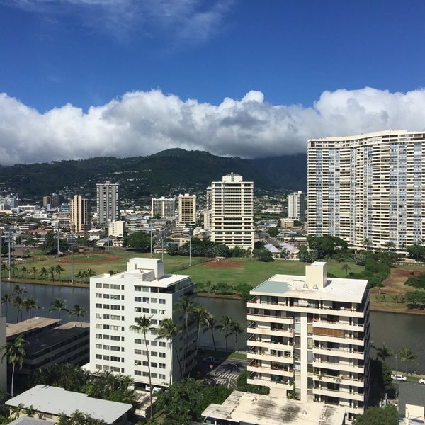 Foto tirada no(a) Ambassador Hotel Waikiki por Jan R. em 10/19/2015