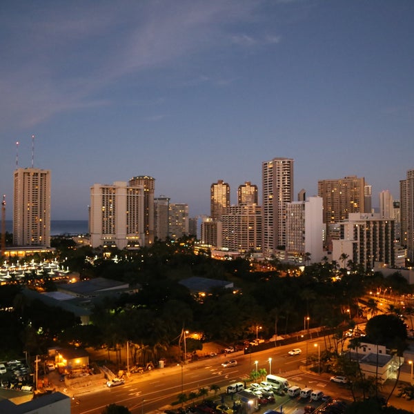 Foto tirada no(a) Ambassador Hotel Waikiki por Jan R. em 10/19/2015