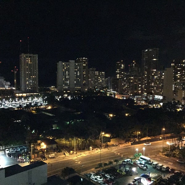 Foto tirada no(a) Ambassador Hotel Waikiki por Jan R. em 10/22/2015