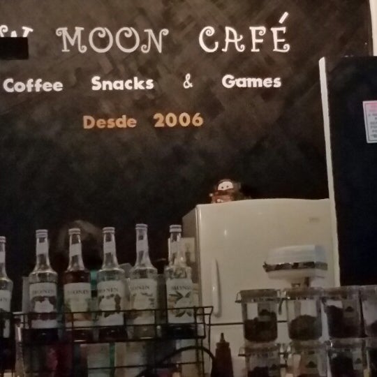 Foto scattata a New Moon Café da Boris Osvaldo G. il 1/28/2015