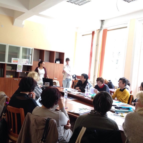 Диспетчер на белом фоне. Ошибаться в людях цитаты. Помощно. Обязанности детей в семье. Помощно.