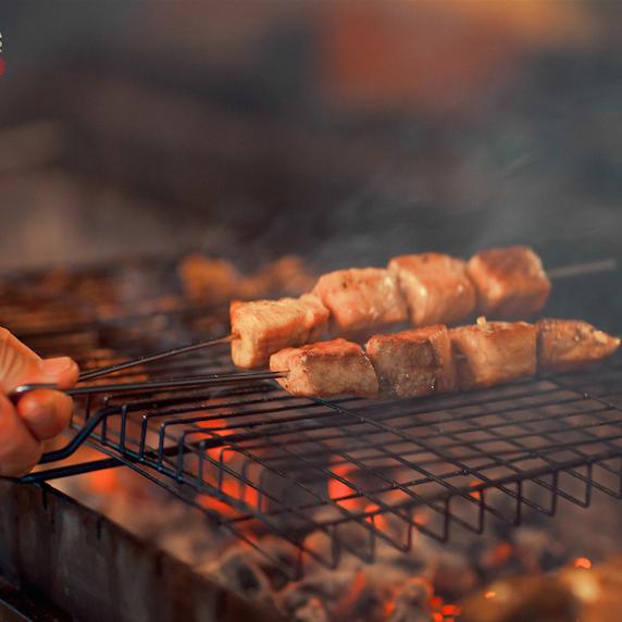 Оцените мясо, приготовленное на углях. Таким вкусом в Калуге Вы насладитесь только у нас. Процесс приготовления Вы можете видеть, так как мангал находится на открытой кухне.
