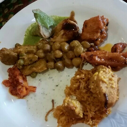 Foto tomada en Swagat Halal Indian Cuisine  por Dan T. el 11/29/2015