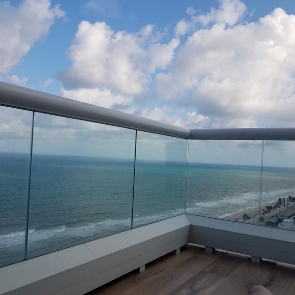 Foto diambil di Hilton Fort Lauderdale Beach Resort oleh Dan T. pada 9/30/2019