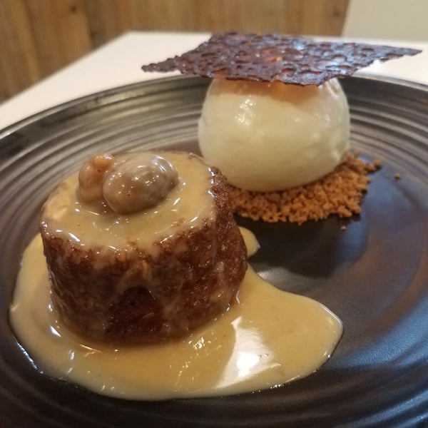 Foto scattata a Spot Dessert Bar da Dan T. il 10/21/2019