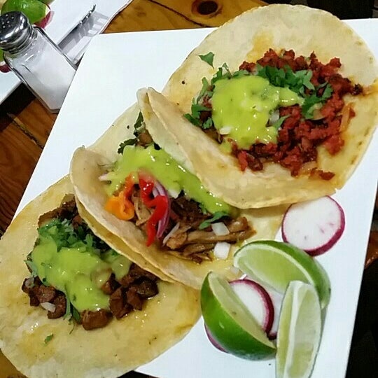 รูปภาพถ่ายที่ Tacos Morelos โดย Dan T. เมื่อ 5/18/2016