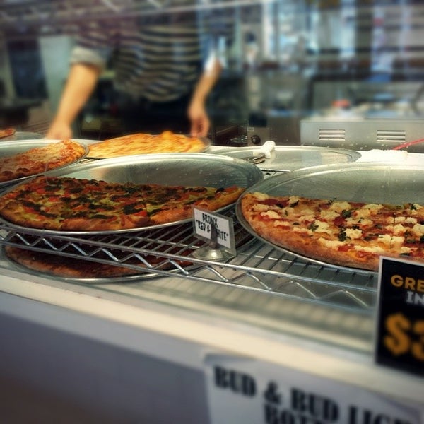 1/27/2014 tarihinde Leigh Jay T.ziyaretçi tarafından Two Guys Pizza'de çekilen fotoğraf