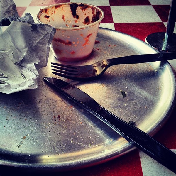 5/17/2013 tarihinde Leigh Jay T.ziyaretçi tarafından Two Guys Pizza'de çekilen fotoğraf