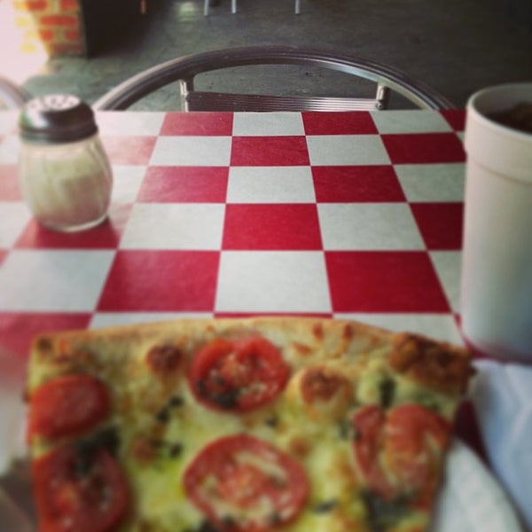 5/15/2013にLeigh Jay T.がTwo Guys Pizzaで撮った写真