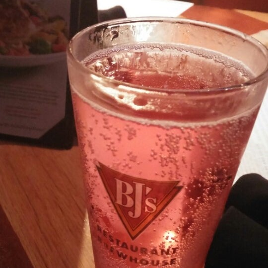 Photo taken at BJ&#39;s Restaurant &amp; Brewhouse by Elaine P. on 2/1/2015