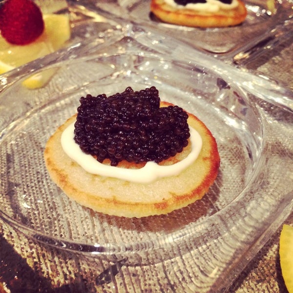 รูปภาพถ่ายที่ OLMA Caviar Boutique &amp; Bar at The Plaza Food Hall โดย Dan E. เมื่อ 5/12/2014
