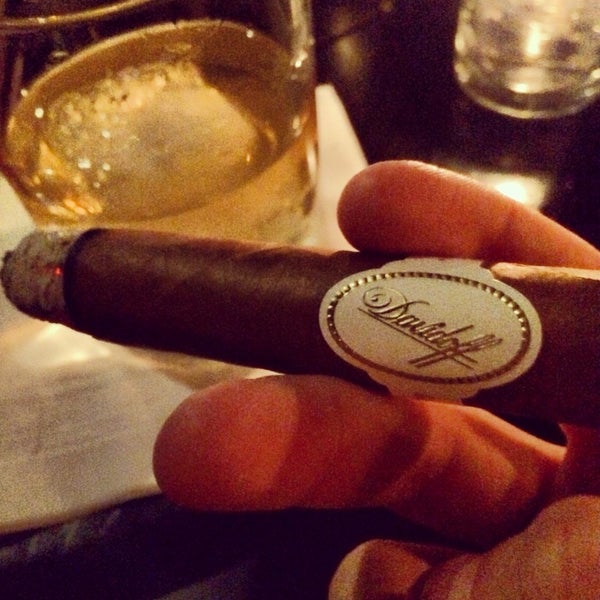 3/10/2014에 Dan E.님이 Merchants Cigar Bar에서 찍은 사진