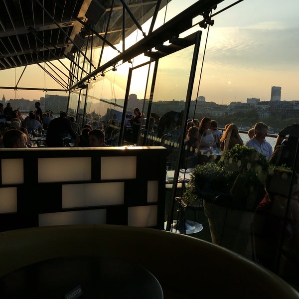 Photo taken at Oxo Tower Bar by Tom M. on 8/25/2016