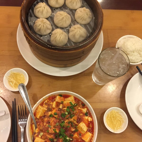 รูปภาพถ่ายที่ Jeng Chi Restaurant โดย Janel L. เมื่อ 3/26/2017