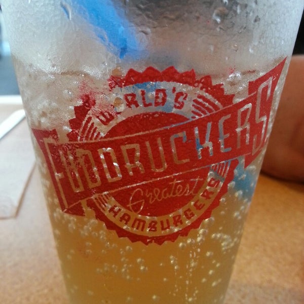 Photo taken at Fuddruckers by Erica S. on 6/1/2013