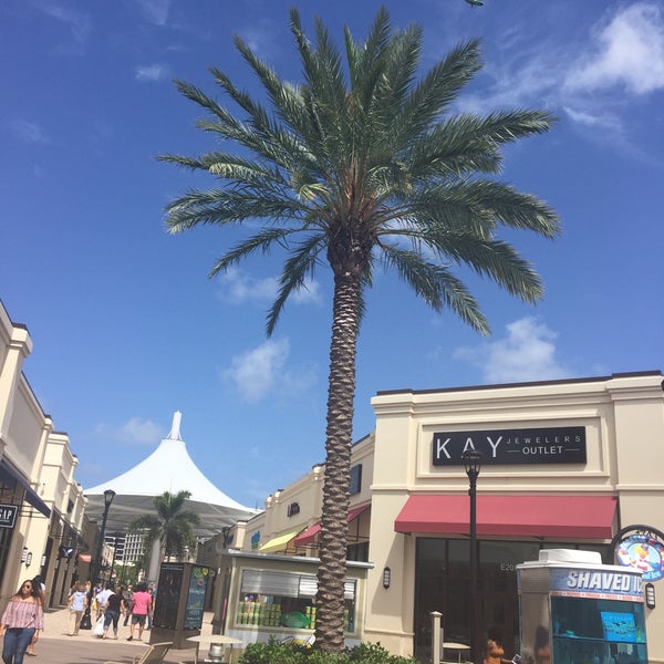 Foto scattata a Palm Beach Outlets da Victoria J. il 5/20/2017